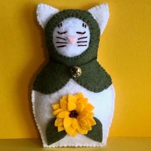 White felt Cat Ornament with Sunflower